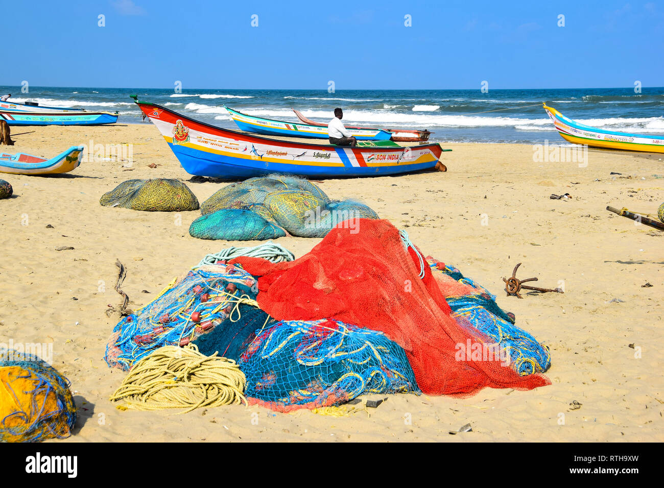 Plage de bateaux de pêche et les vaches, Mamallapuram, Mahabalipuram, baie du Bengale, Tamil Nadu, Inde Banque D'Images