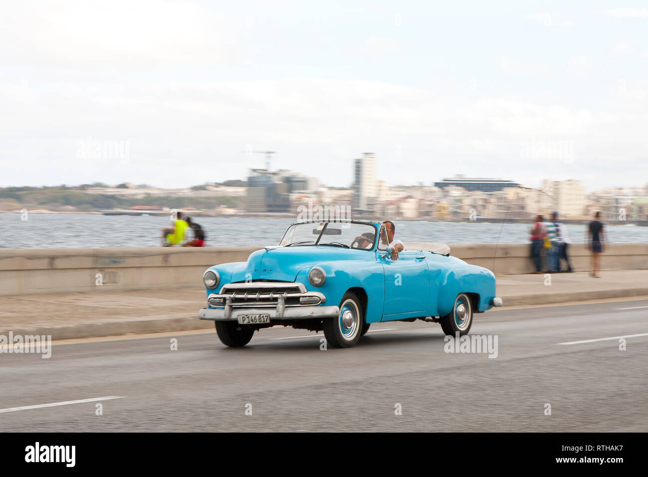 Voiture américaine classique 1950 road trip en voiture sur le Malecon à La Havane Cuba Banque D'Images