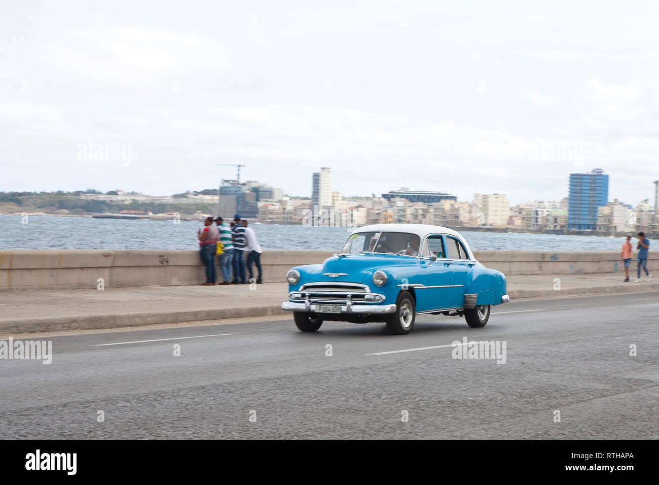 Voiture américaine classique 1950 road trip en voiture sur le Malecon à La Havane Cuba Banque D'Images