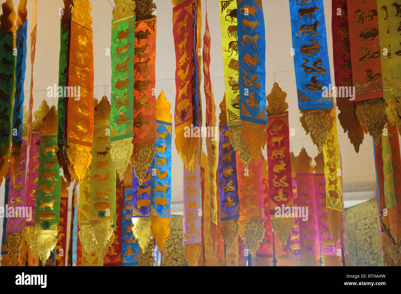 Des bannières dans Viharn Luang en raison de Wat Chedi Luang, Chiang Mai, Thaïlande Banque D'Images