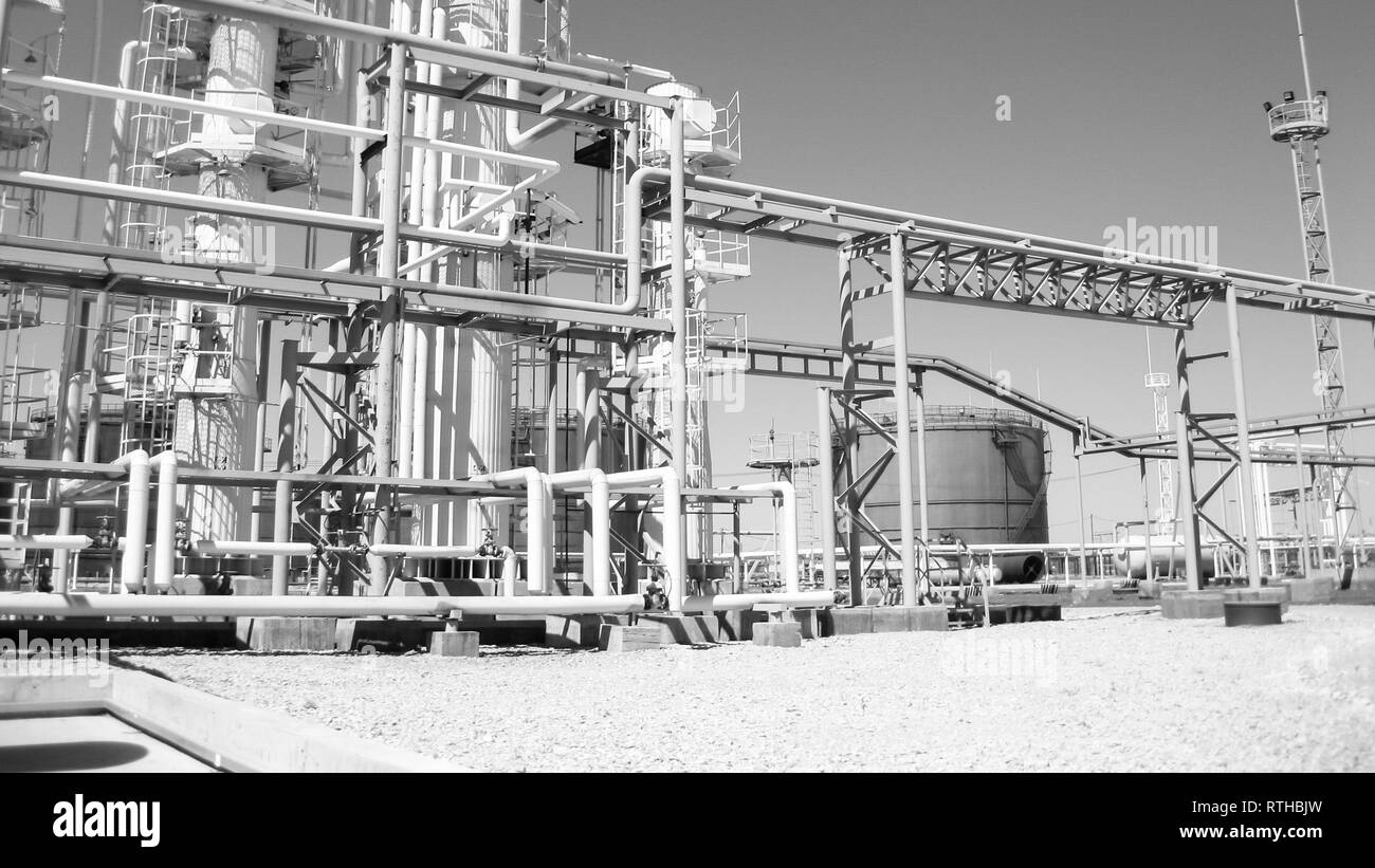 La raffinerie de pétrole. L'équipement pour le raffinage de l'huile primaire. Banque D'Images