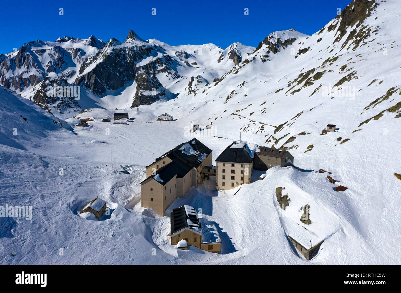 L'hospice du Grand Saint Bernard col en hiver, vue aérienne, Bourg-St-Pierre,  Valais, Suisse Photo Stock - Alamy