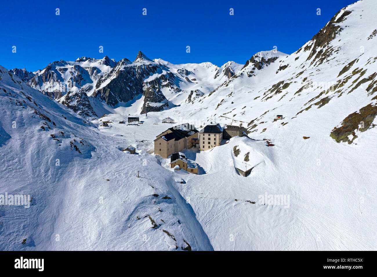 L'hospice du Grand Saint Bernard col en hiver, vue aérienne, Bourg-St-Pierre,  Valais, Suisse Photo Stock - Alamy