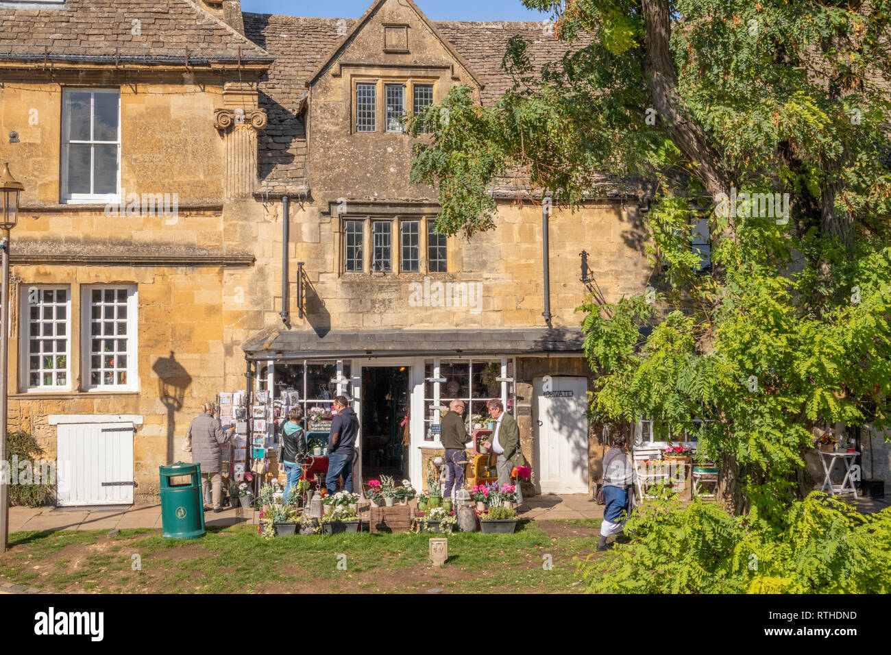 Une boutique dans un vieux bâtiment dans la rue principale de la ville de Cotswold, Chipping Campden Gloucestershire UK Banque D'Images