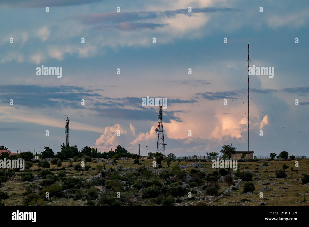 Les tours et les antennes de communication contre ciel coucher de soleil nuageux avec espace pour texte, photo prise près de Matera, les Sassi di Matera, Basilicate, dans le sud de l'Ita Banque D'Images