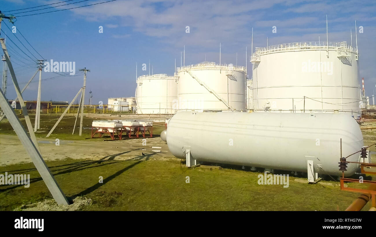 Le réservoir en acier vertical. Les capacités de stockage de l'huile, l'essence, le kérosène, le diesel et d'autres liquides. Banque D'Images