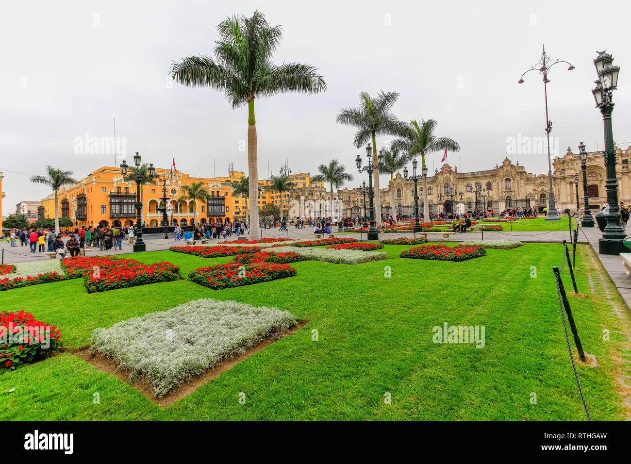 Lima Pérou, juin 2018 : les jardins de couleurs vives de la Plaza de Armas de la ville de Lima, contraste avec un jour gris typique de la ville. Banque D'Images