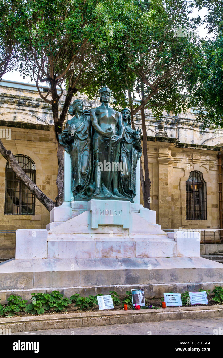 Malte, La Valette : Monument dédié aux héros du grand siège de 1565. Trois statues symbolisant le courage, la liberté et la religion. Banque D'Images