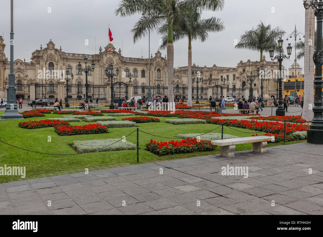 Lima Pérou, juin 2018 : les jardins de couleurs vives de la Plaza de Armas de la ville de Lima, contraste avec un jour gris typique de la ville. Banque D'Images