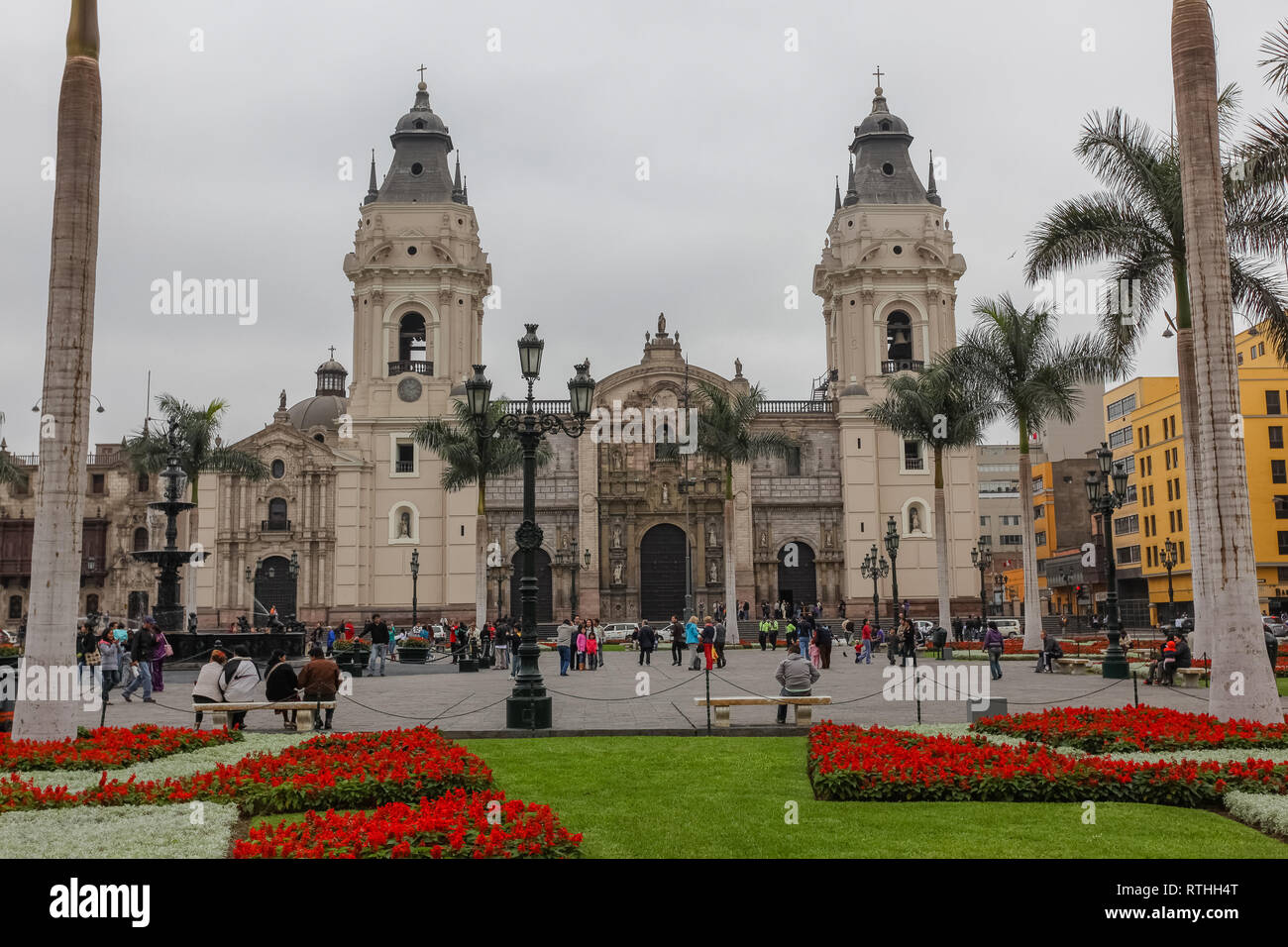 Lima Pérou, juin 2018 : les jardins de couleurs vives de la Plaza de Armas de la ville de Lima, contraste avec un jour gris typique de la ville. Banque D'Images