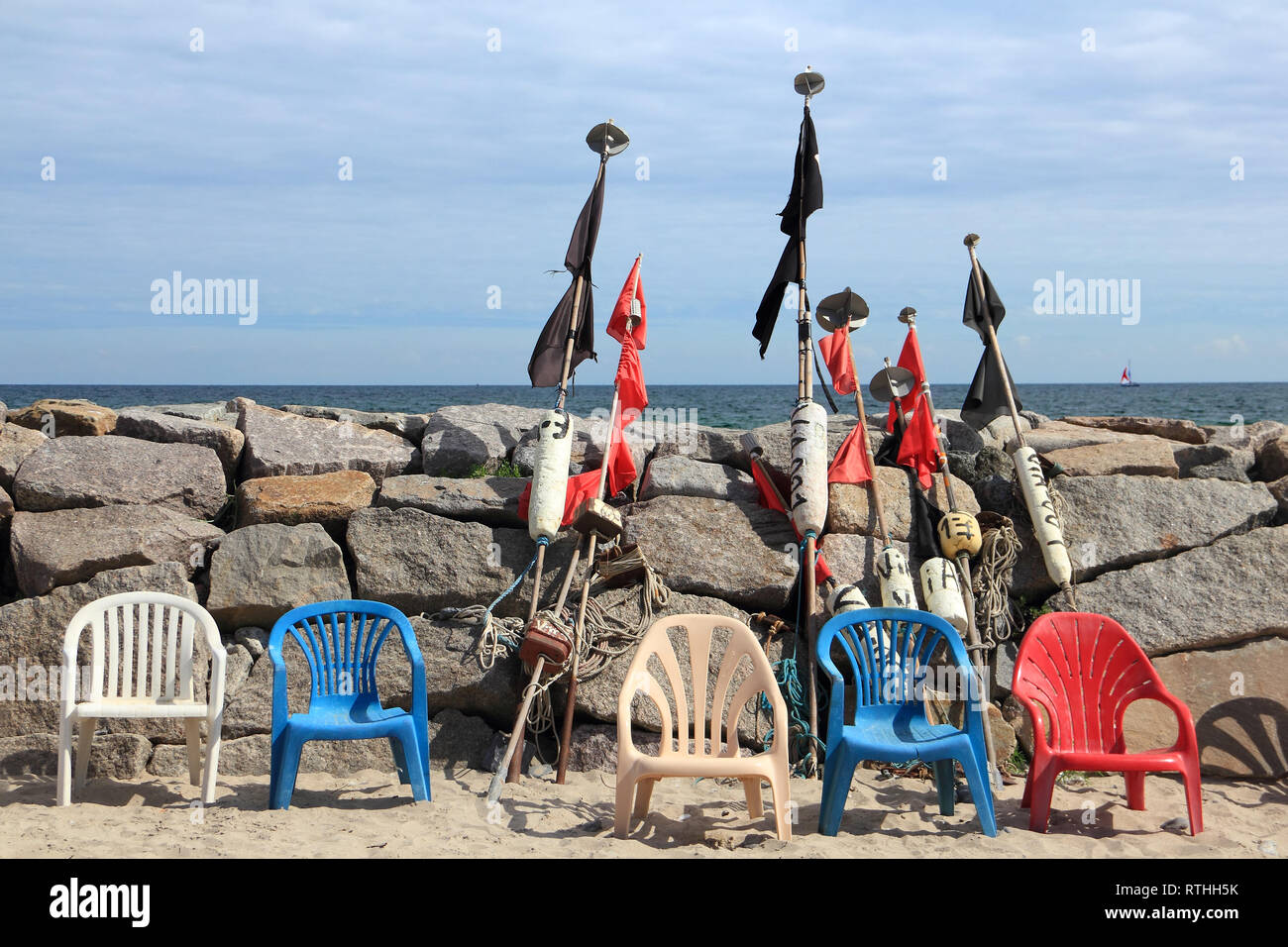 Chaises colorées et des bouées à quai Banque D'Images