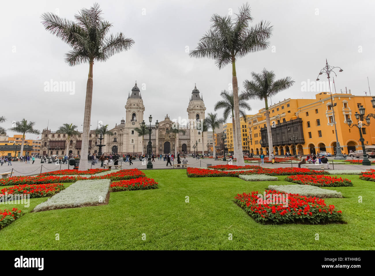 Lima Pérou, juin 2018 : les jardins de couleurs vives de la Plaza de Armas de la ville de Lima, contraste avec un jour gris typique de la ville. Banque D'Images