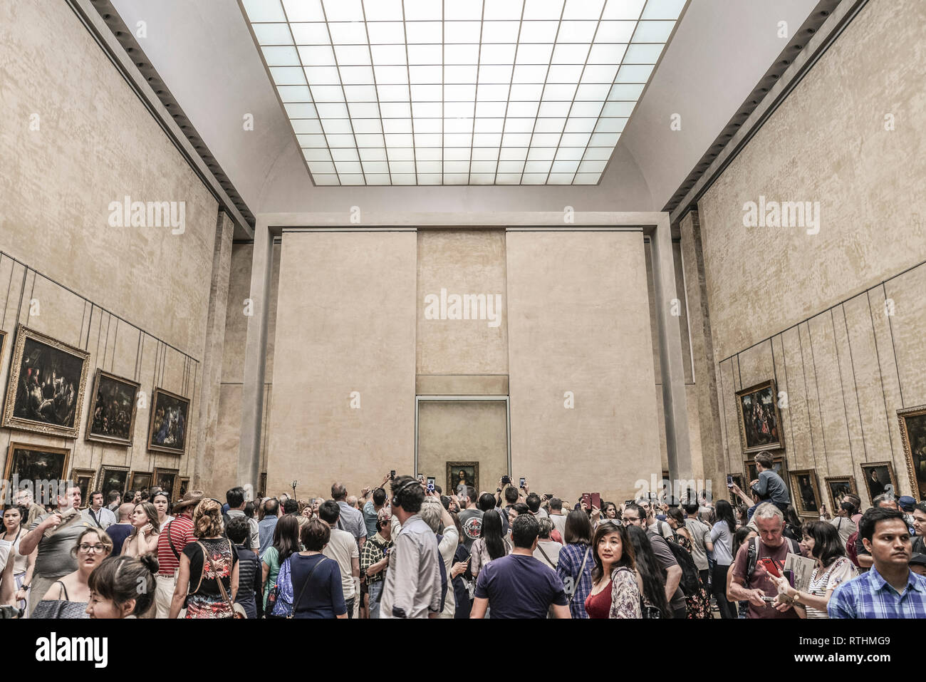 Paris, France - le 7 mai 2018 : la foule des personnes non identifiées de prendre des photos de la Joconde Louvre, portrait de Léonard de Vinci au Pari Banque D'Images