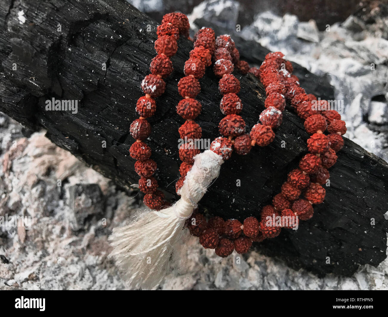 Rosaire chapelet sur les cendres de fond de cendre. Rudraksha. Mala. Mantra. 108 perles. Banque D'Images