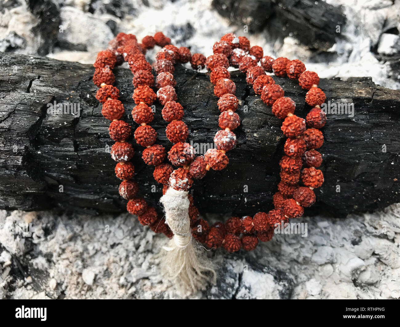 Rosaire chapelet sur les cendres de fond de cendre. Rudraksha. Mala. Mantra. 108 perles. Banque D'Images
