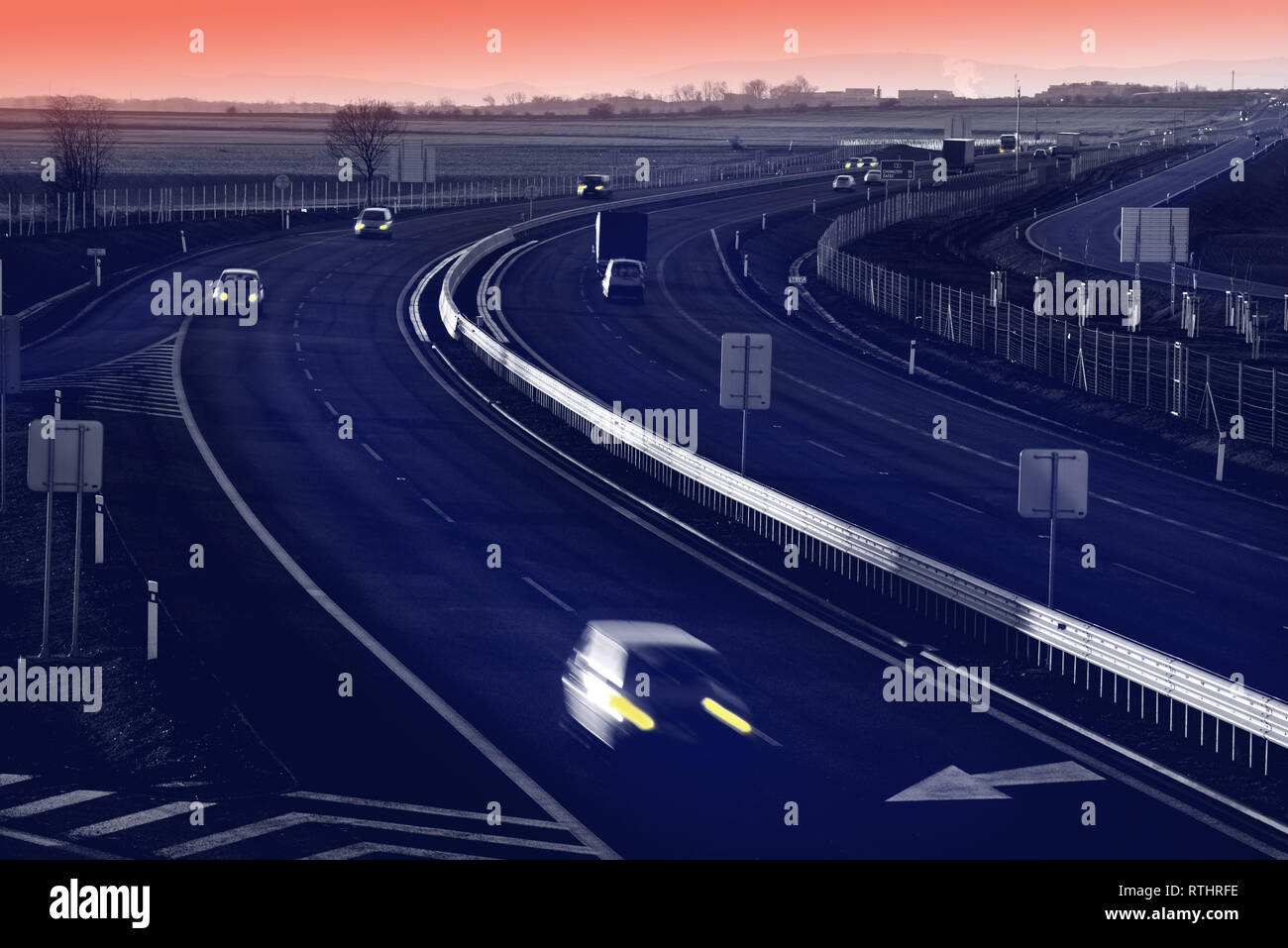 Une route de nuit. Vue de dessus. Banque D'Images