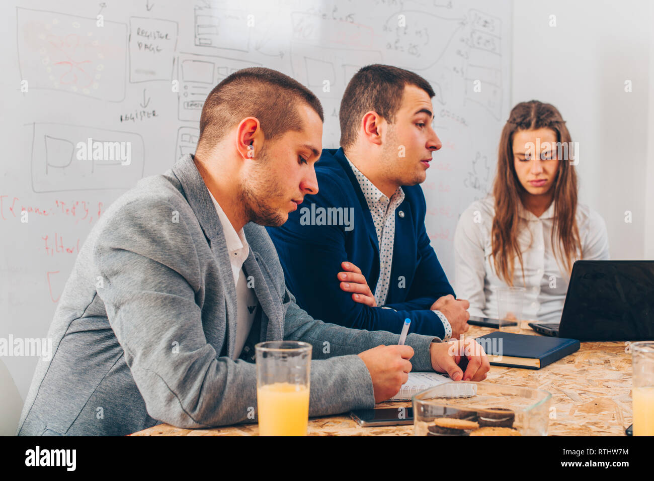 Groupe de personnes ont une collaboration sur le plan de travail au bureau Banque D'Images