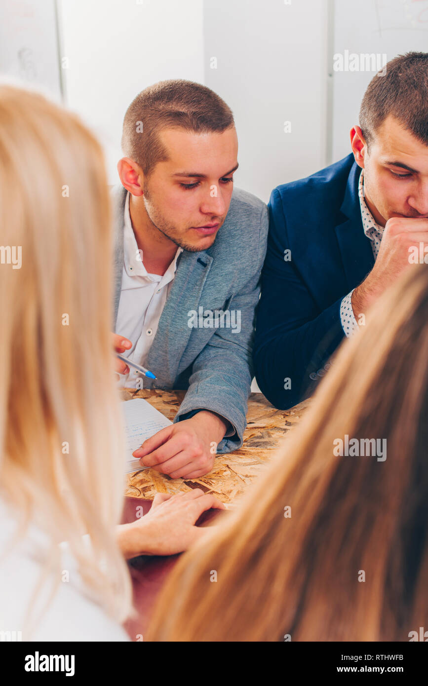 Groupe d'architectes de talent sont disccussing au sujet de son plan Banque D'Images