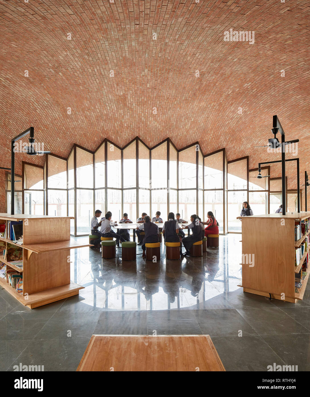 Vue intérieure avec les élèves au travail. Bibliothèque, Kopargaon Somaiya Maya/Maharashtra, Inde. Architecte : Sameep Padora et associés (SP  + A), 2018. Banque D'Images