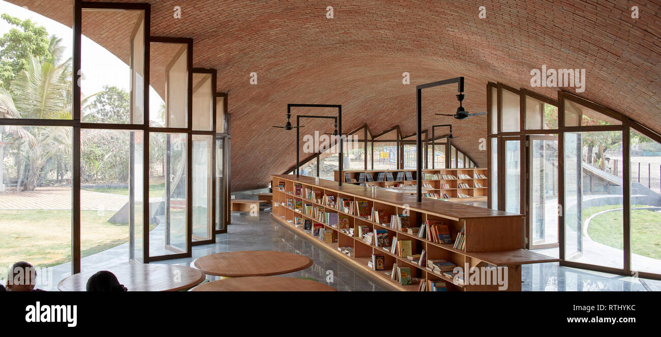 Vue intérieure avec les élèves au travail. Bibliothèque, Kopargaon Somaiya Maya/Maharashtra, Inde. Architecte : Sameep Padora et associés (SP  + A), 2018. Banque D'Images