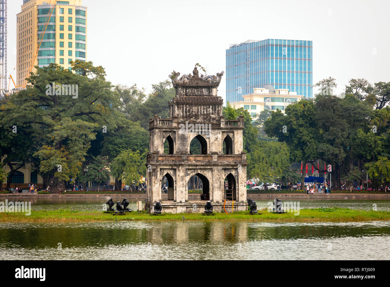À l'extrémité nord du lac Hoan Kiem Lakeis un îlot sur lequel se dresse une petite tour appelé Thap Rua (tortue Tower). Cette structure rend hommage à la tortue magique Banque D'Images