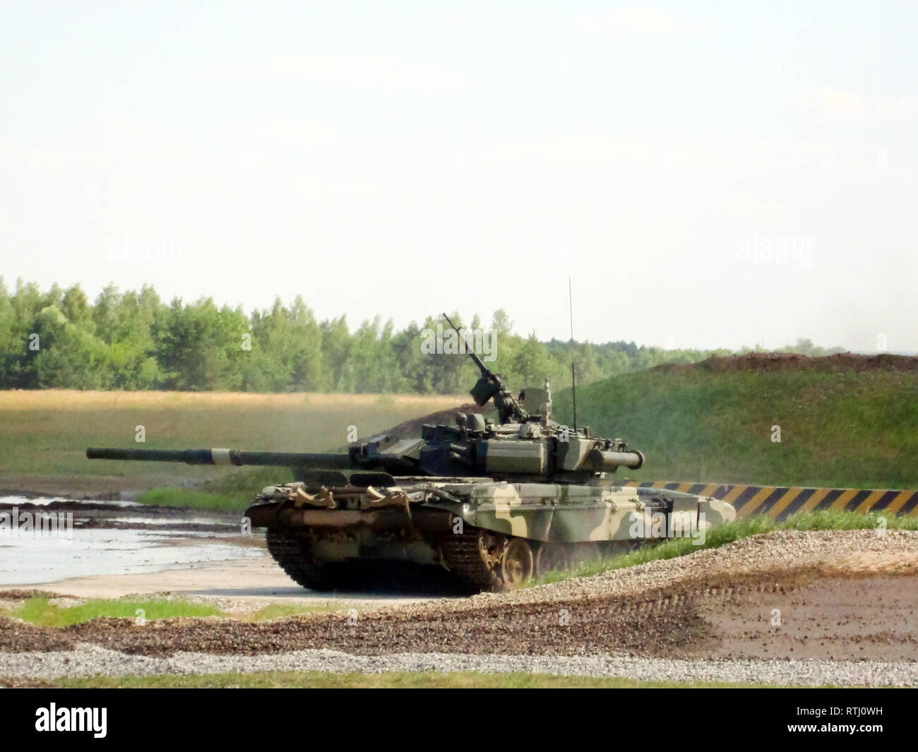 Koubinka, Russie - 12 juin 2011 : Musée des blindés à ciel ouvert et sous cabanes à Koubinka près de Moscou. Banque D'Images