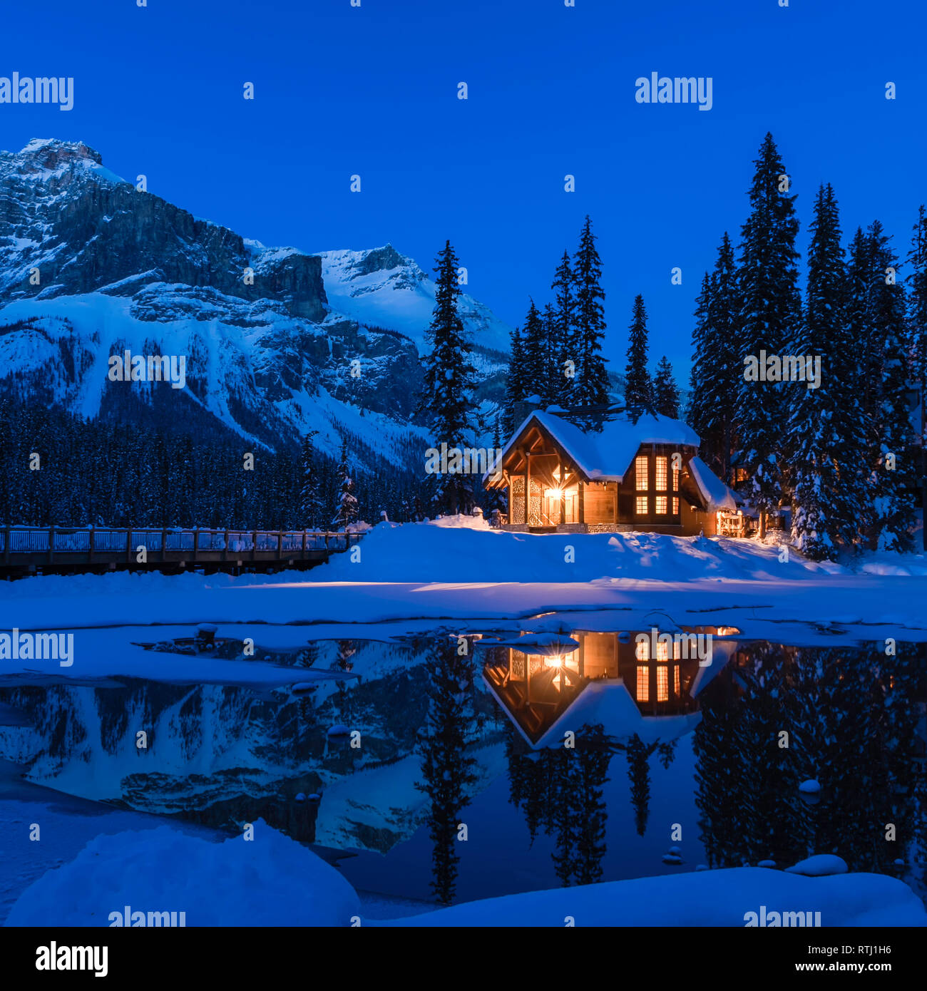 Lodge et montagnes couvertes de neige reflété dans le lac Emerald pendant heure bleue après le coucher du soleil, le parc national Yoho, en Colombie-Britannique, les roches, Canada Banque D'Images