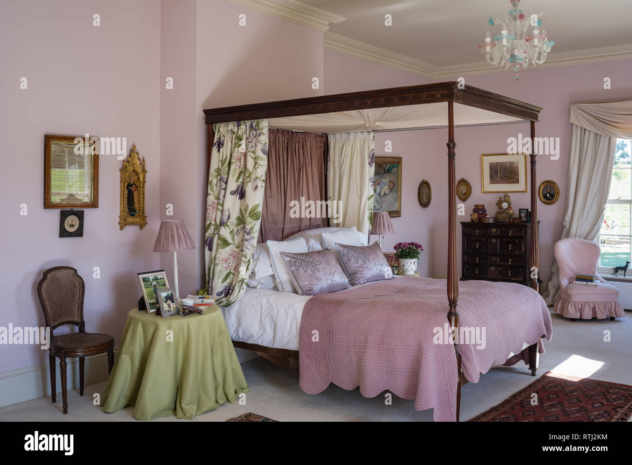 Un mobilier confortable avec imprimé floral par Zoffany avec lit à baldaquin acheté aux enchères Banque D'Images