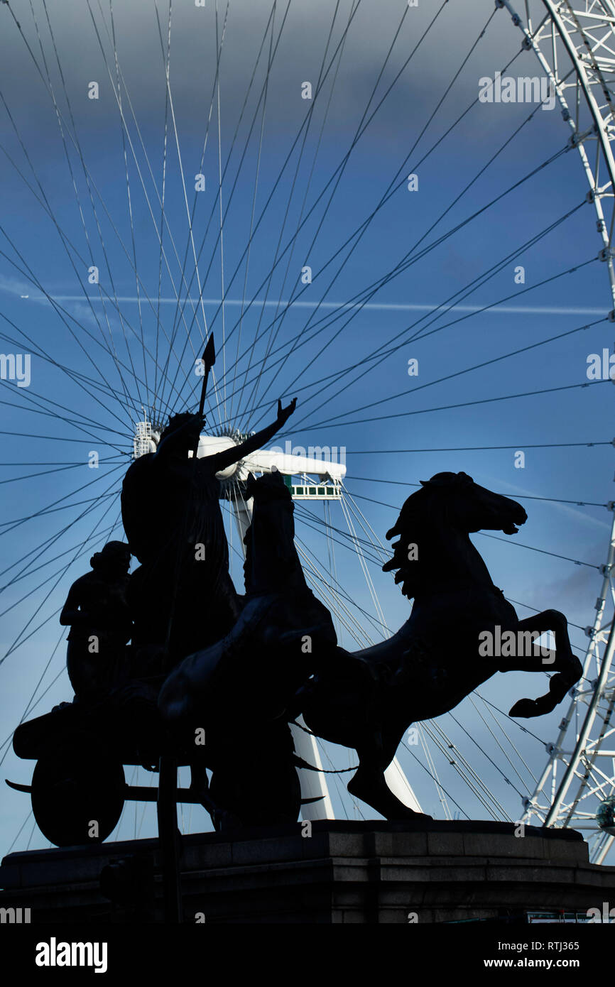 Statue de Bodica sur le pont de Westminster contre le London Eye Banque D'Images