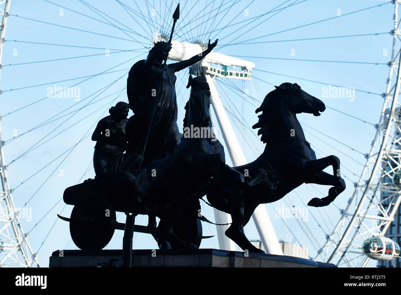 Statue de Bodica sur le pont de Westminster contre le London Eye Banque D'Images