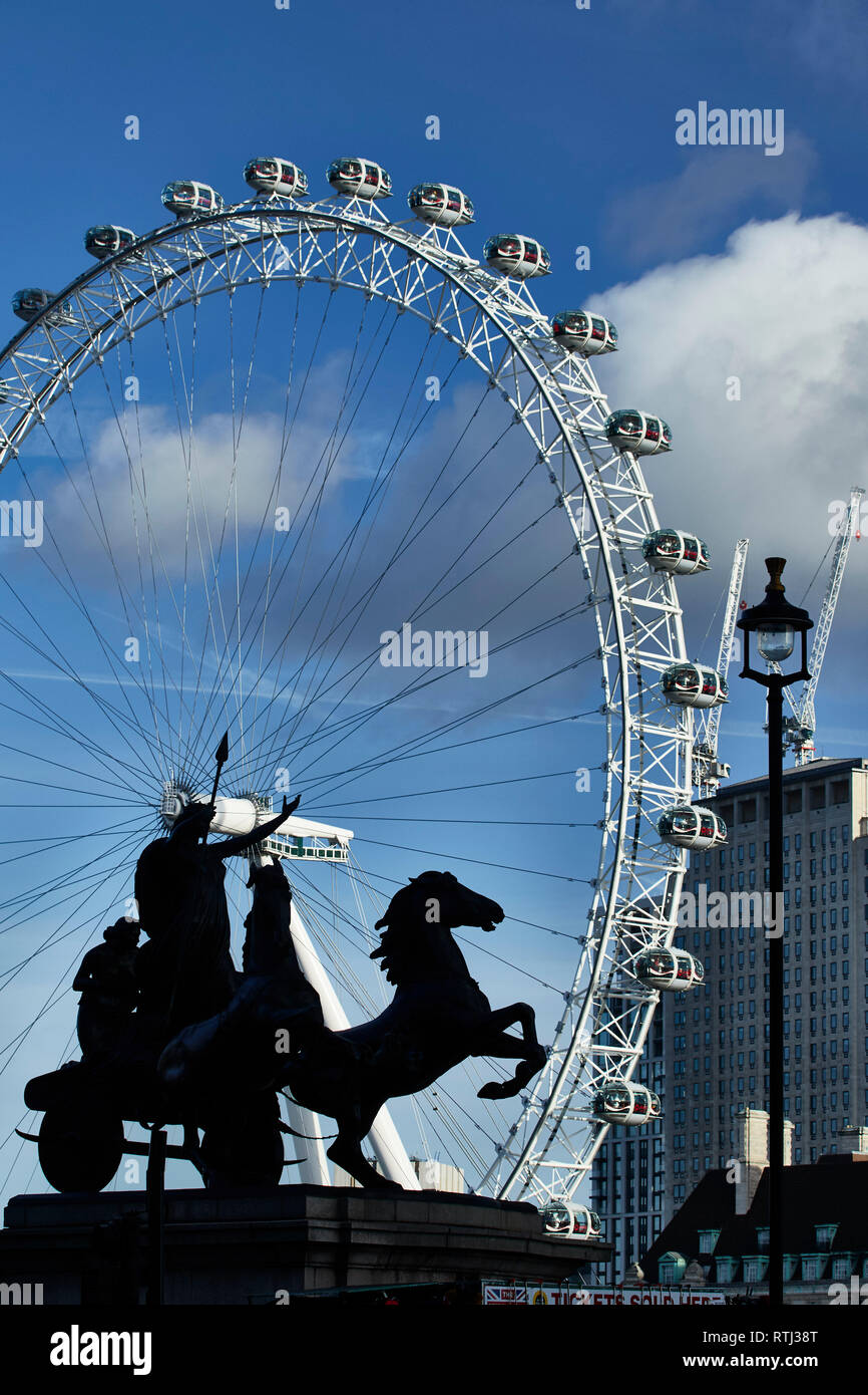 Statue de Bodica sur le pont de Westminster contre le London Eye Banque D'Images