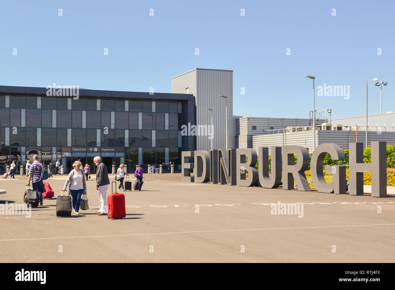Terminal de l'aéroport d'Édimbourg et signer - vue extérieure - Écosse, Royaume-Uni Banque D'Images