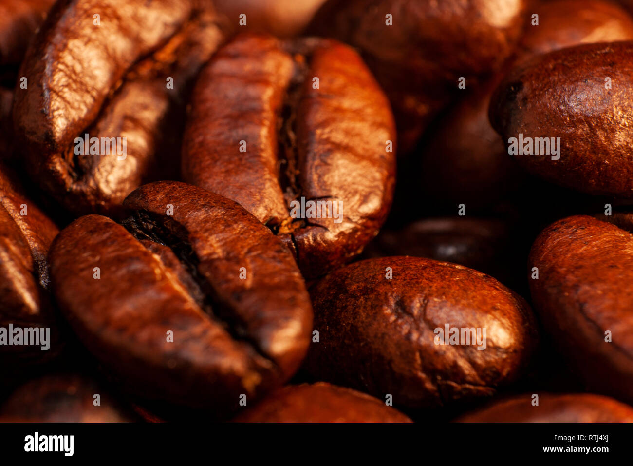 Arrière-plan de grains de café parfumé rôti. Makrophotographie Banque D'Images