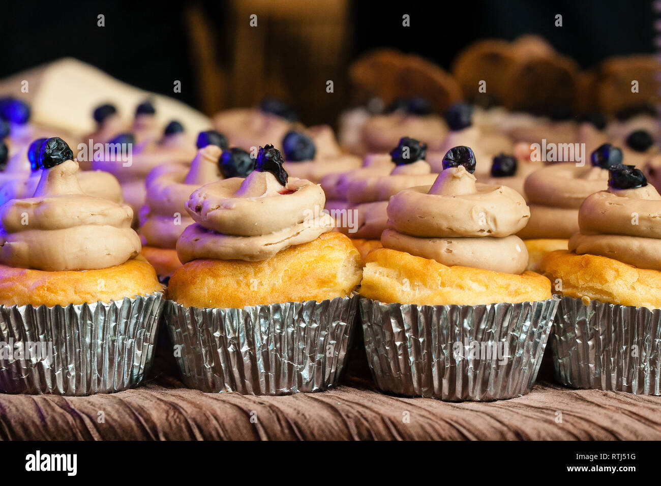 Mariage vanille cupcakes avec glaçage à la crème au fleuret tasses lors d'un événement Banque D'Images