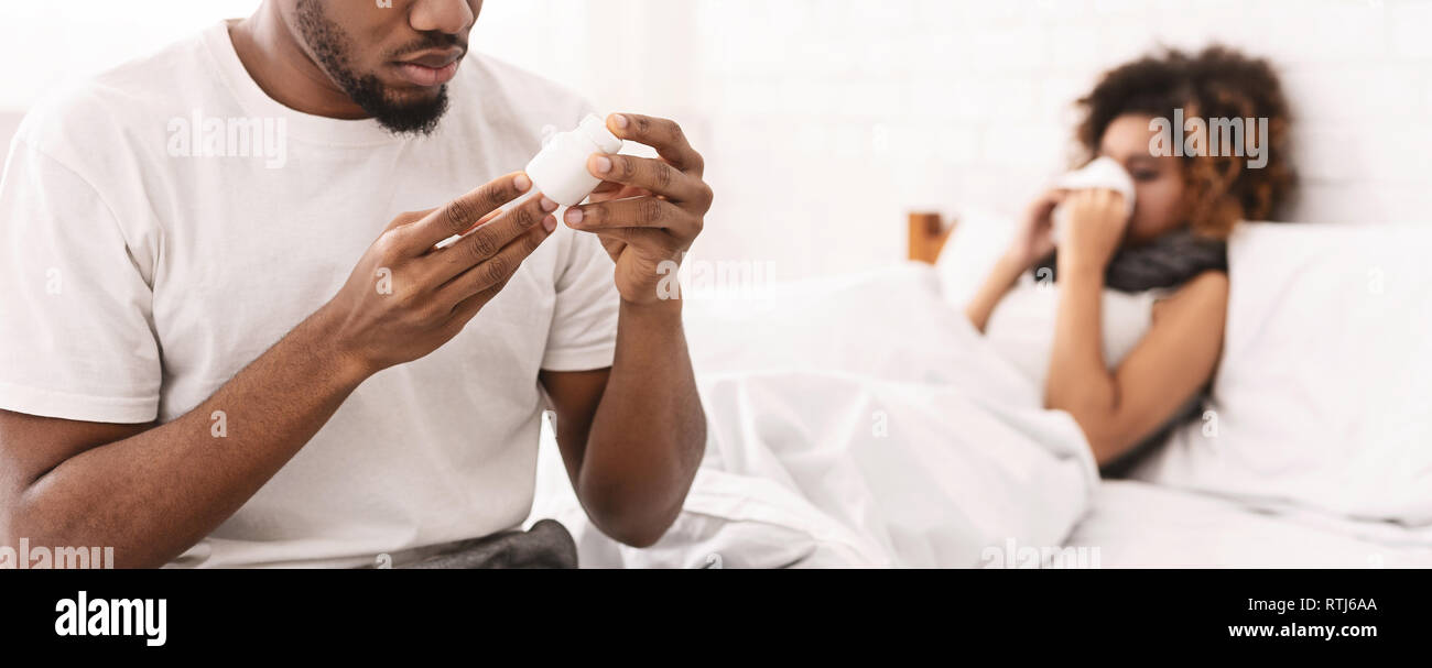 Ce qui porte l'homme attentif à son congé maladie grilfriend médicaments Banque D'Images