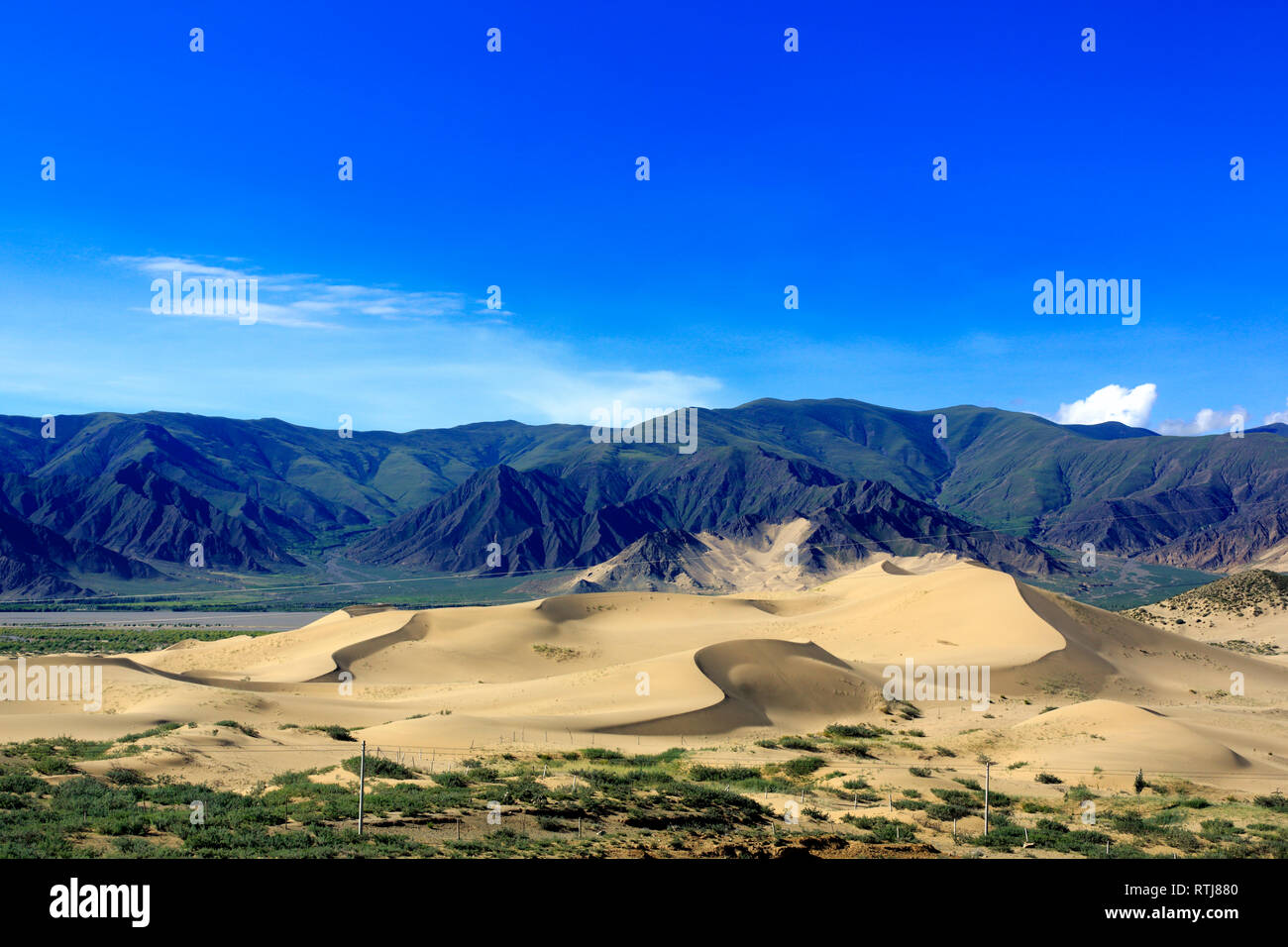 Les dunes de Yarlung Tsangpo (Brahmapoutre) River Valley, entre col Kamba et Tsetang, Lhoka (préfecture de Shannan), Tibet, Chine Banque D'Images