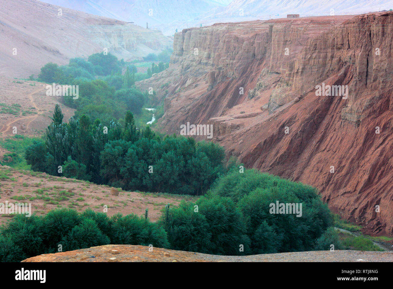 Les montagnes, les grottes de Bezeklik enflammée, la région autonome ouïghoure du Xinjiang, Chine Banque D'Images