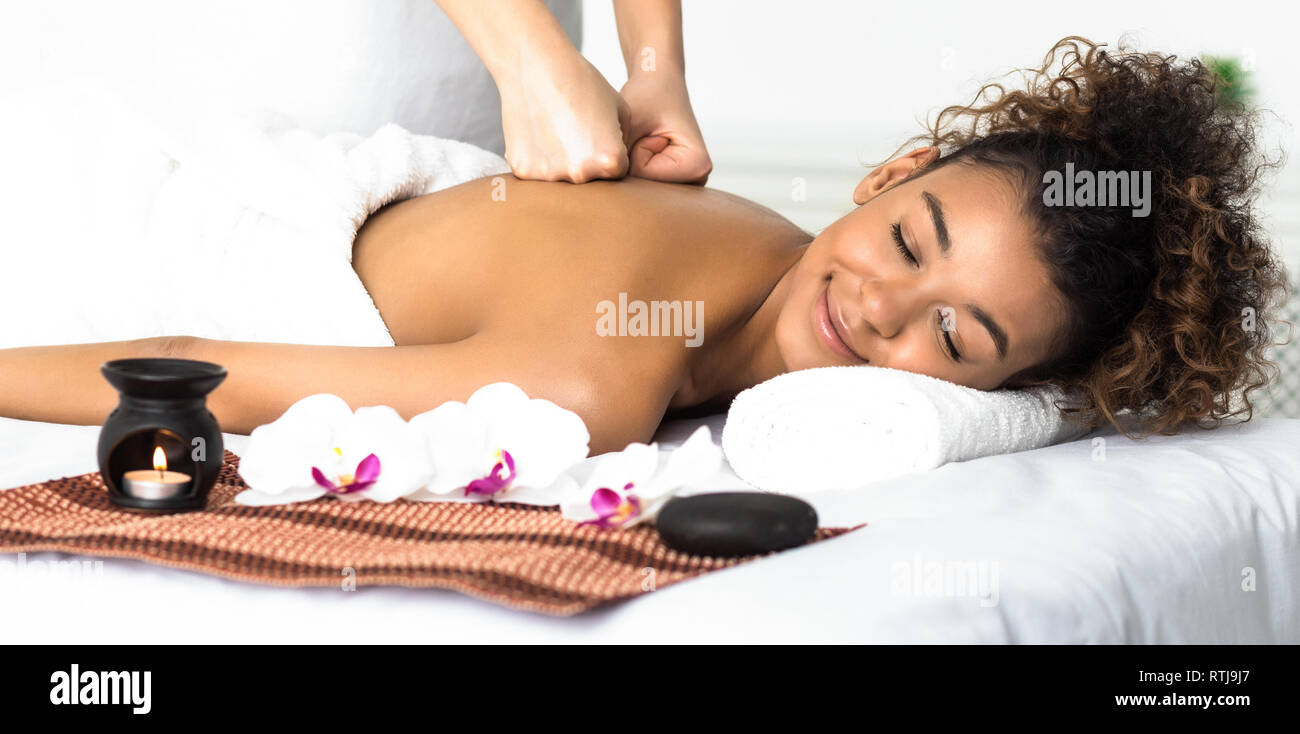 Woman enjoying aroma massage au spa salon Banque D'Images