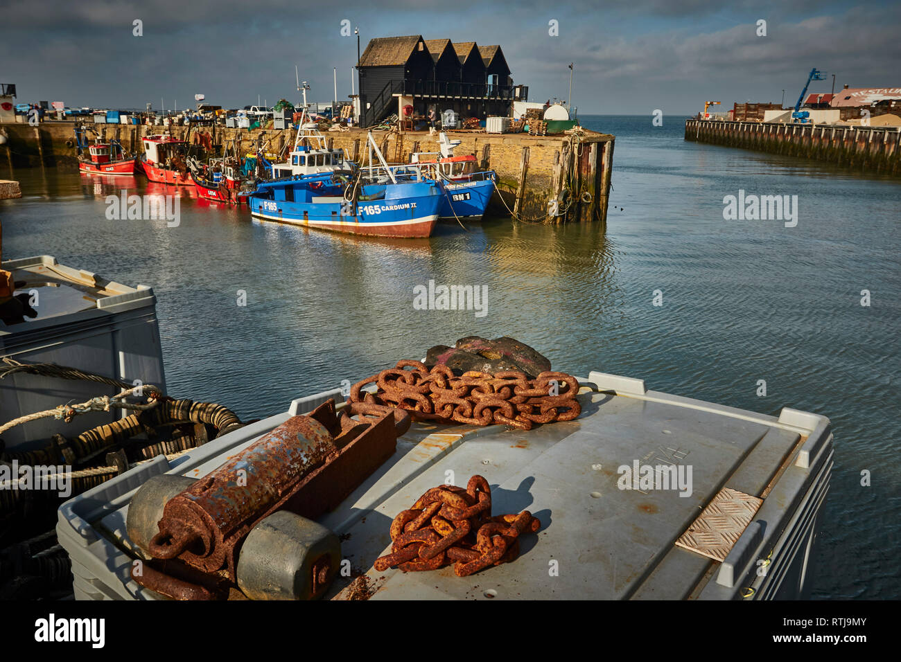 Bateaux dans la zone portuaire de Whitstable Kent, Angleterre, Royaume-Uni, Europe Banque D'Images