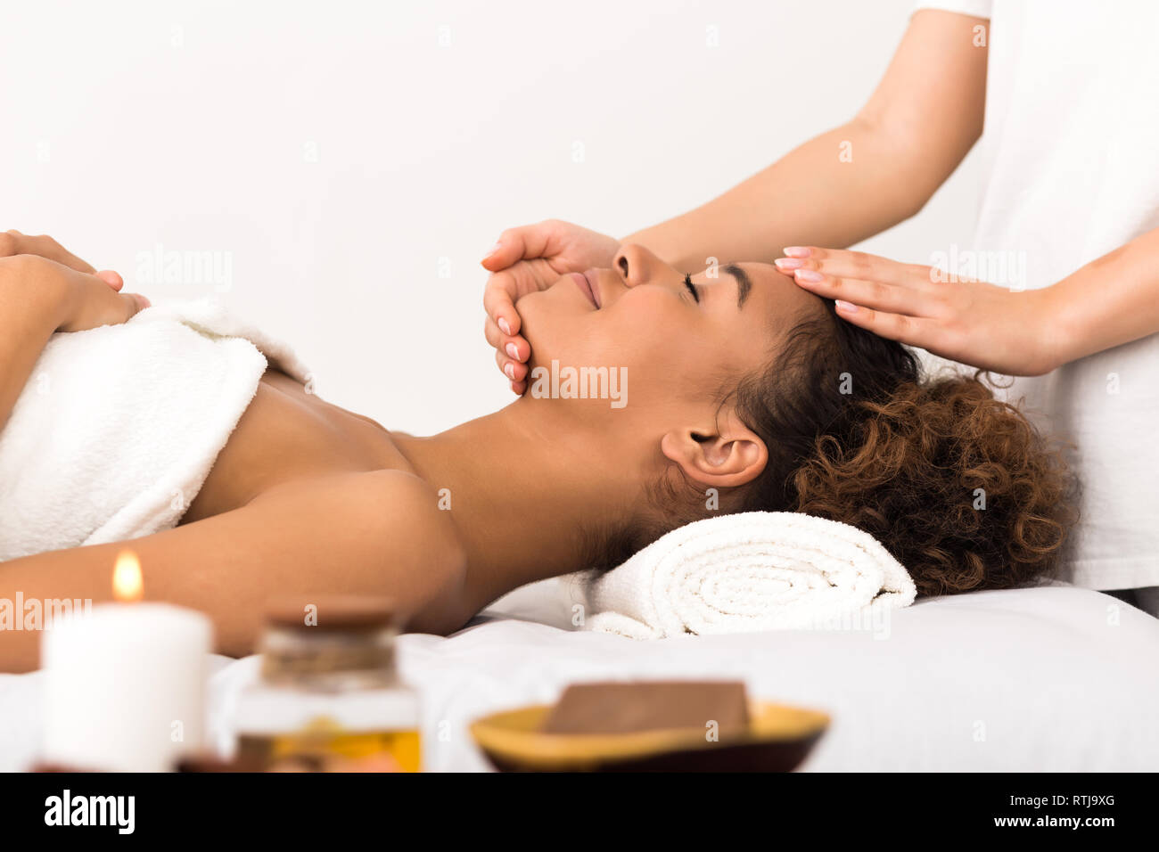 Woman face massage in spa beauté Banque D'Images