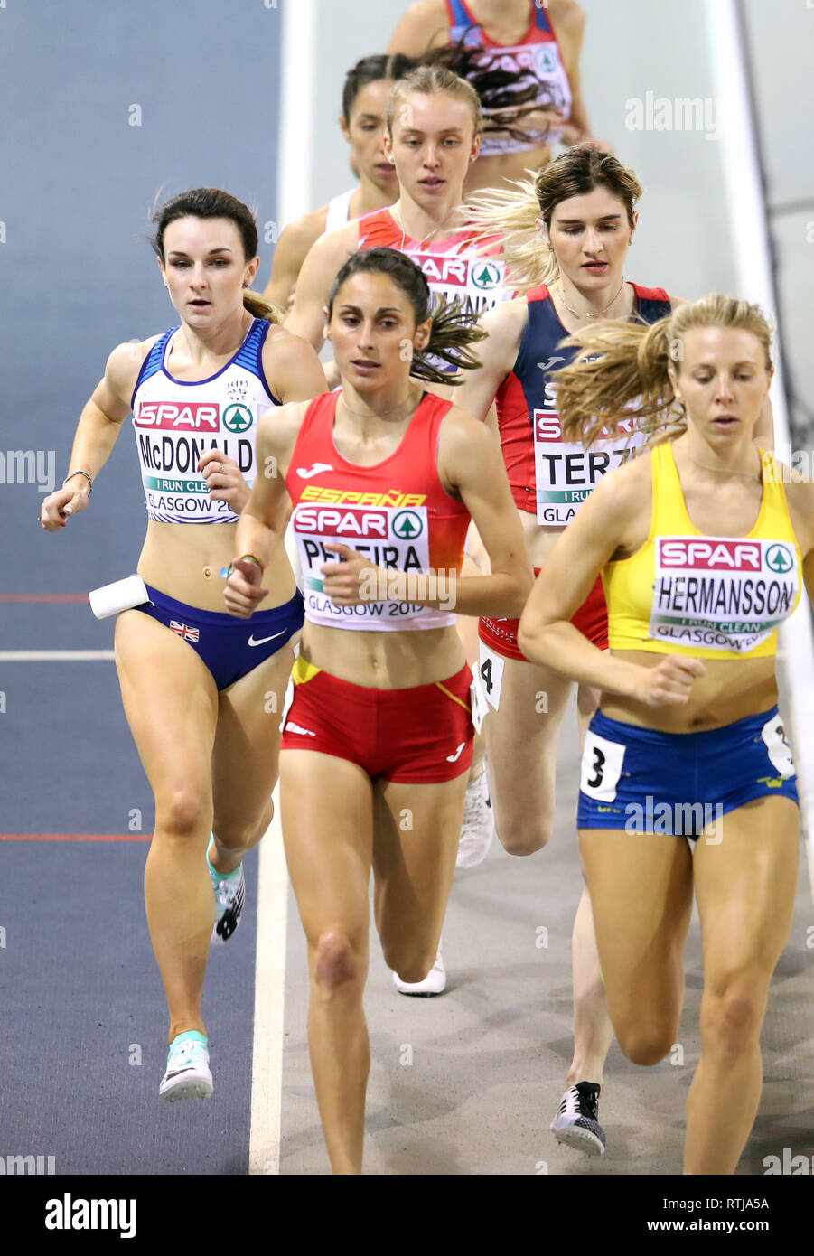 La société britannique Sarah McDonald (à gauche) dans le 1500m femmes 3 la chaleur au cours de la première journée de l'Indoor d'athlétisme à l'Emirates Arena, Glasgow. Banque D'Images