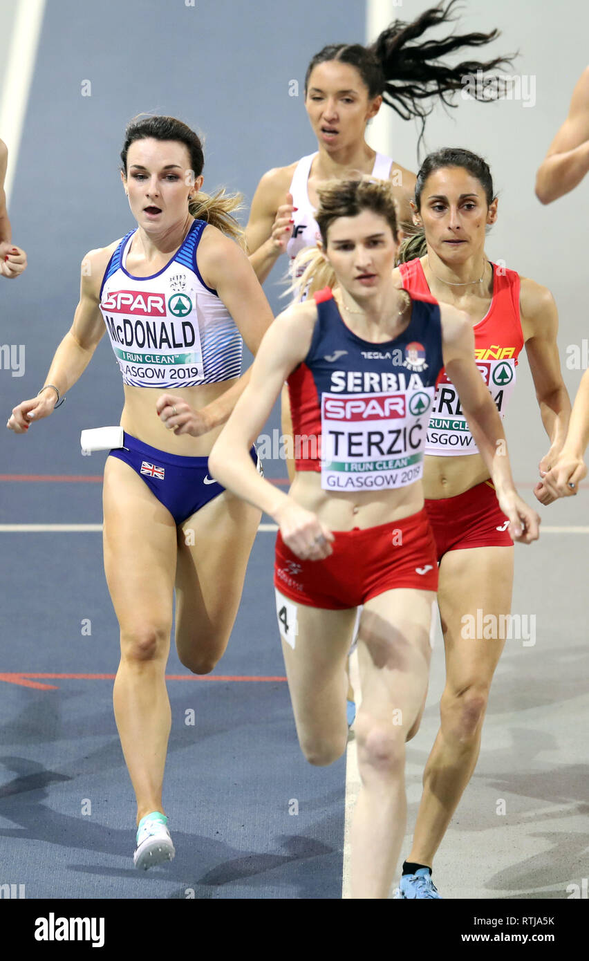 La société britannique Sarah McDonald (à gauche) dans le 1500m femmes 3 la chaleur au cours de la première journée de l'Indoor d'athlétisme à l'Emirates Arena, Glasgow. Banque D'Images