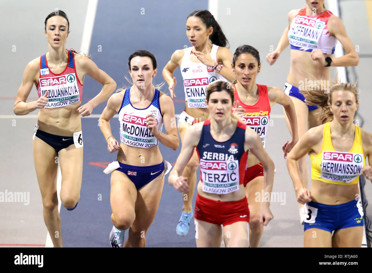 La société britannique Sarah McDonald (deuxième à gauche) dans le 1500m femmes 3 la chaleur au cours de la première journée de l'Indoor d'athlétisme à l'Emirates Arena, Glasgow. Banque D'Images