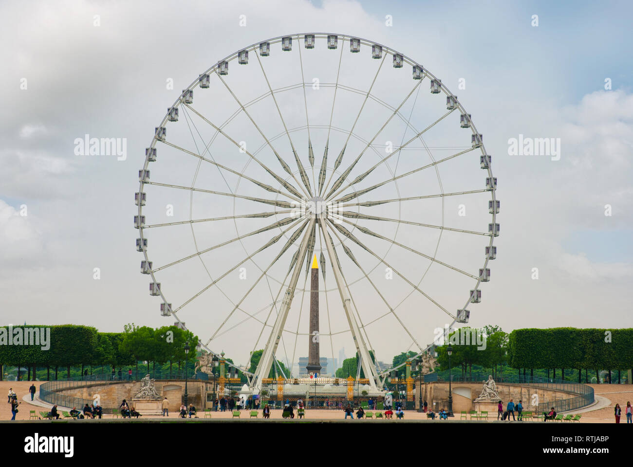 Paysage avec une grande roue dans le jardin des Tuileries à Paris. France Banque D'Images