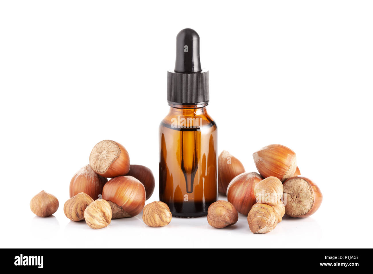 Huile essentielle de noisette isolé sur fond blanc. L'huile de noisette pour les cosmétiques ou soins de beauté Banque D'Images