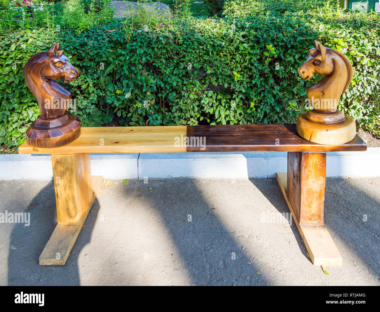 Banc en bois pour jouer aux échecs dans le parc Banque D'Images