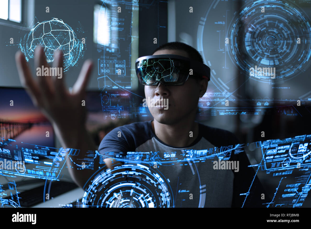 Les hommes pas dans la réalité virtuelle monde hololens avec Microsoft 1  Photo Stock - Alamy