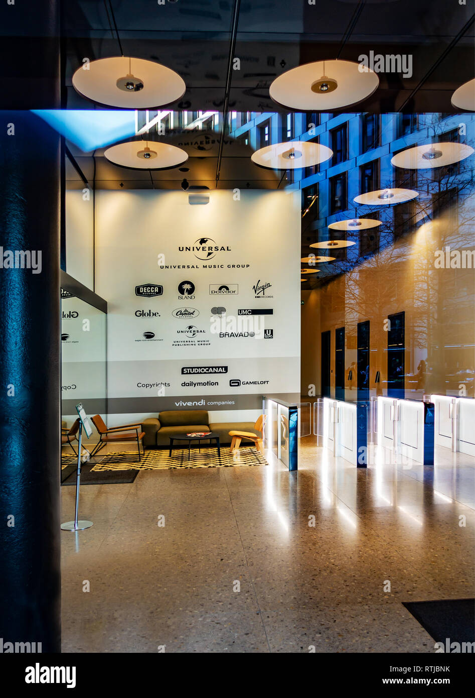 Intérieur de l'accueil de hall à Universal Music, leader mondial de la société de musique, siège à quatre Pancras Square, Kings Cross, London Banque D'Images