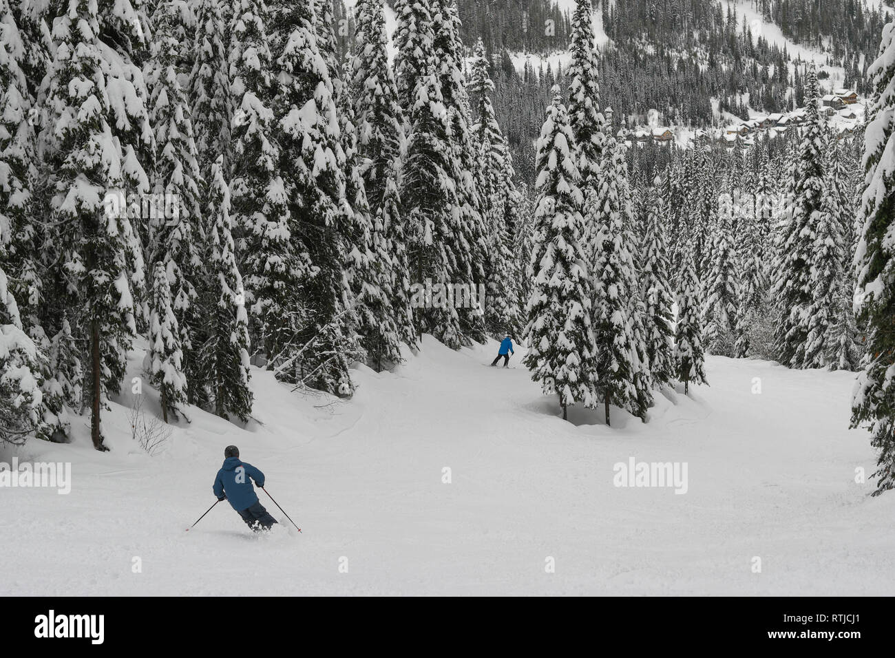 Les touristes le ski à Sun Peaks Resort, Sun Peaks, Kamloops, British Columbia, Canada Banque D'Images