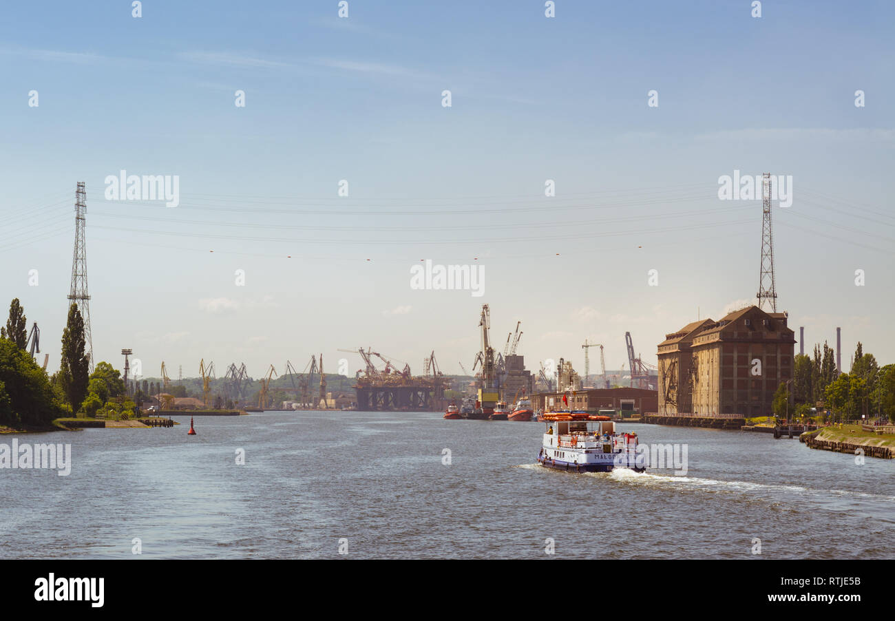Voyage en bateau sur la Martwa Wisla river par le chantier naval de Gdansk, Pologne, Europe Banque D'Images